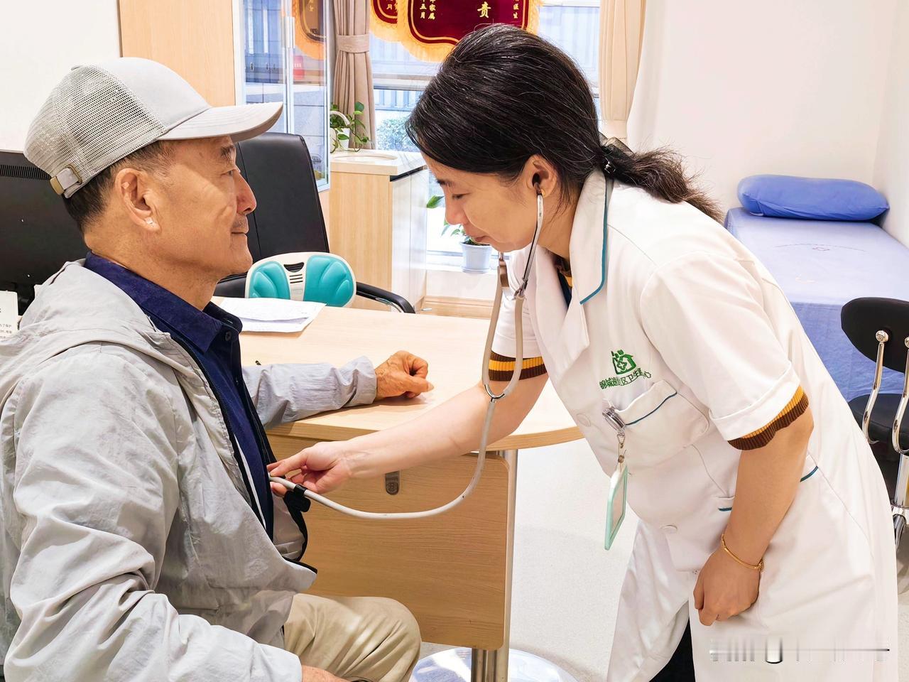 说说病不避医
医生朋友说，他们接诊问诊最怕两种人。一种是话少，病情说的吞吞吐吐，