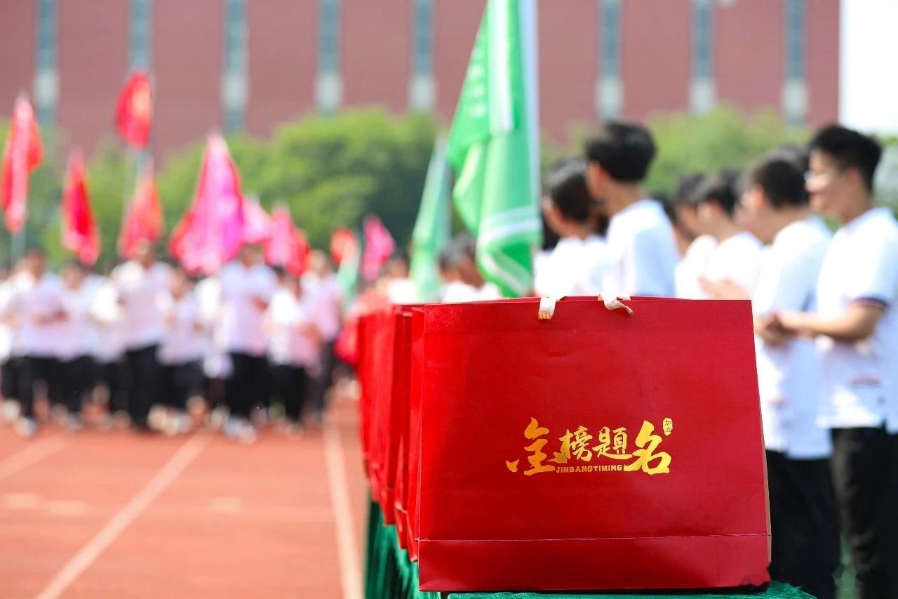 2026年全国高考报名人数为1290万人。 高考