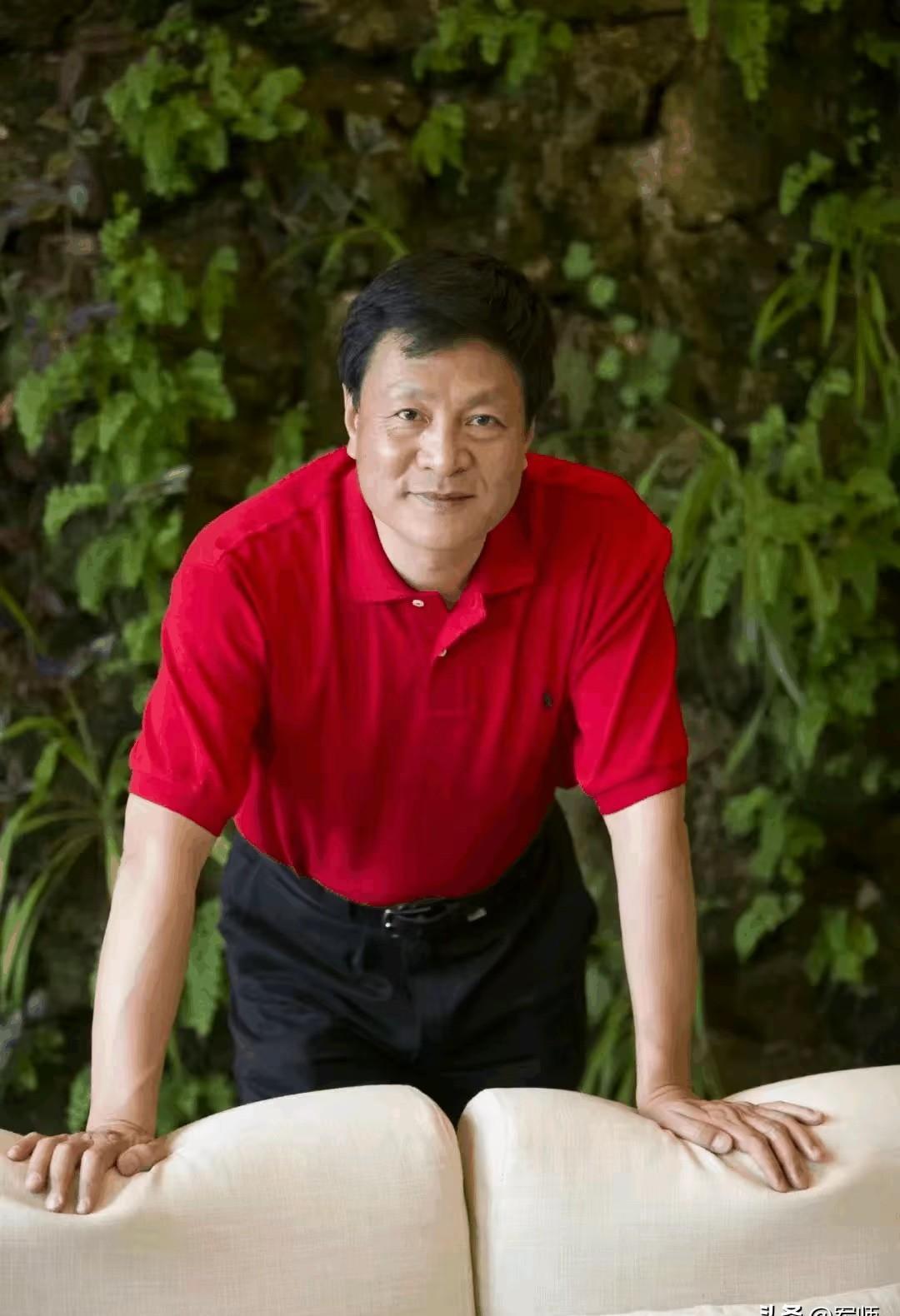 人没走，是换战场了。
网上瞎传他“走了”，结果人家在海口的泥地里踩着雨靴拍照片，