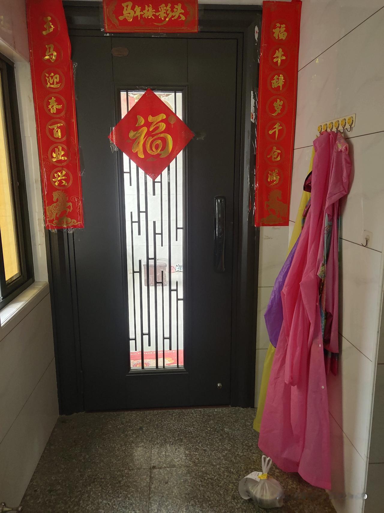 人每天奔波劳碌,究竟是为了什么?
丈母娘住院，老婆跟我商量，先拿两万。
我二话没