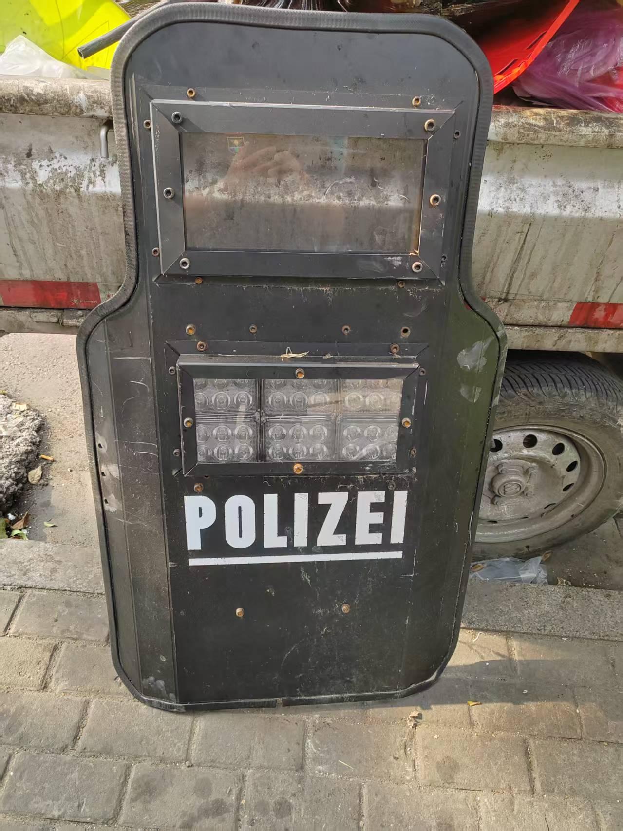 退役警盾