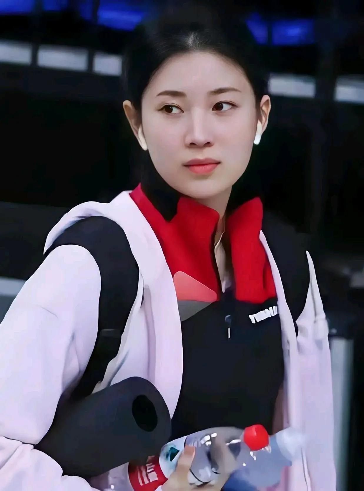 不愧是国乒颜值天花板，镜头一给就成写真

这是巴黎奥运女乒团体决赛时，镜头下的国