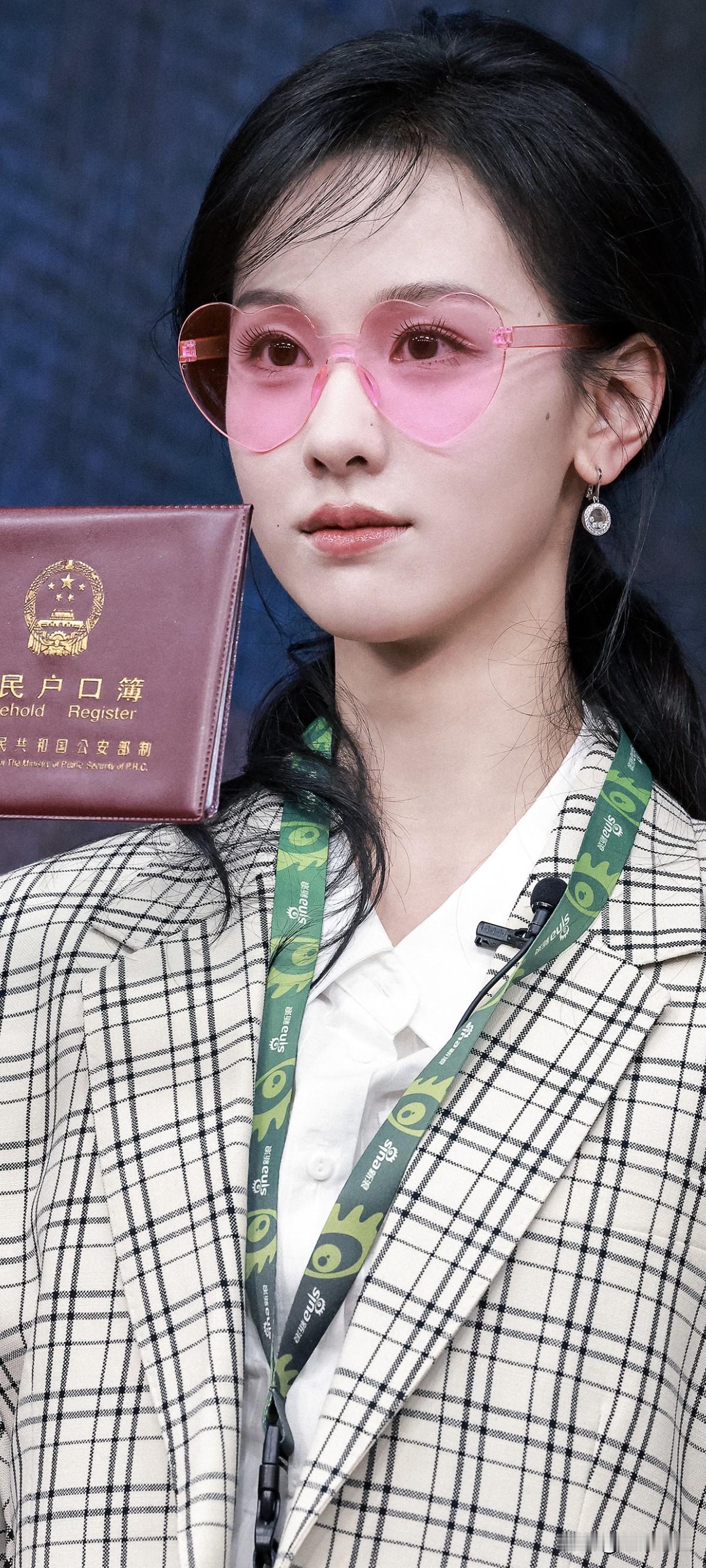 娱乐圈内的女明星,你最喜欢谁?陈都灵这同框莫名有点喜感，像极了二次元和三次元的碰