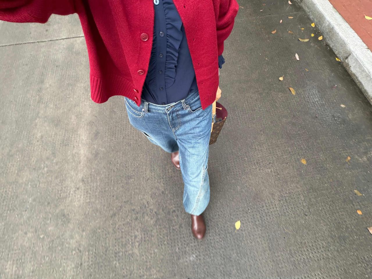 身着红色穿梭在时光的静好中

奔赴快乐的源泉，发现很多人事物都没有我手中的一杯咖