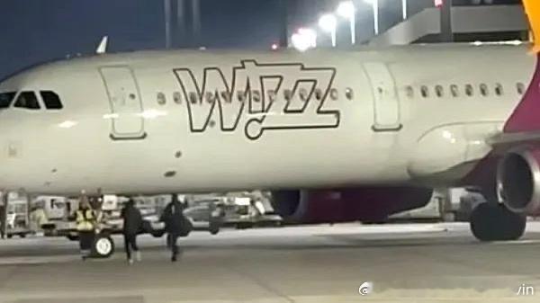 ✈️ 在德国，两名乘客为了追赶飞机，竟然冲上了跑道！在科隆/波恩机场，两名罗马尼