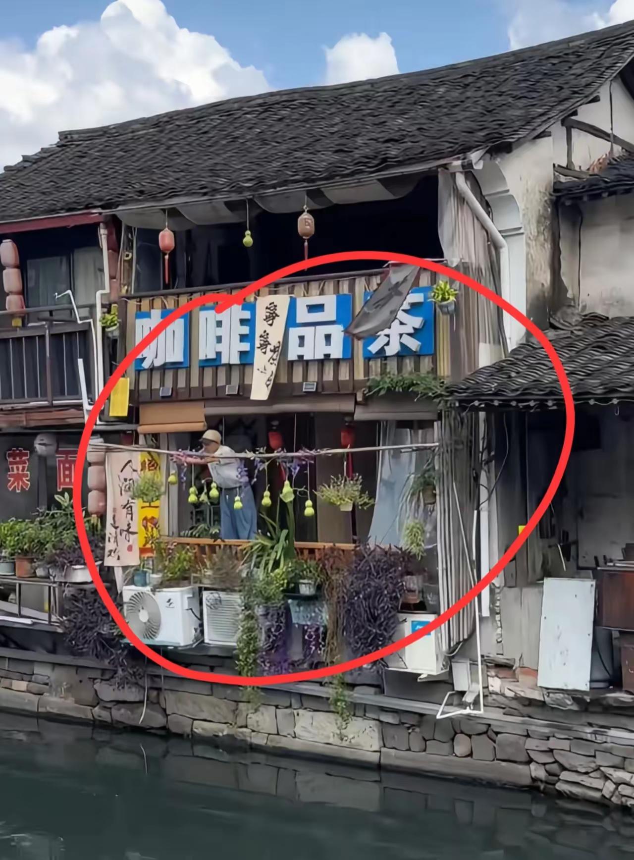 离谱！正版葫芦爷爷爆火，隔壁邻居直接上线盗版复刻，连二楼葫芦都照搬
 
自从75