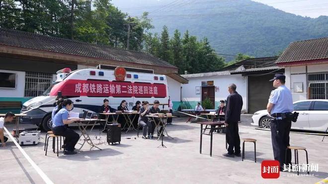 冤不冤？四川北川，一名农村老人养了两只猎犬，他直接将这两只猎犬养在山林中，在一年