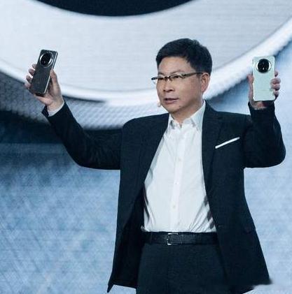 余承恩妈妈终于承认他帅了  就问你，有几个人看成了余承东吧？ 