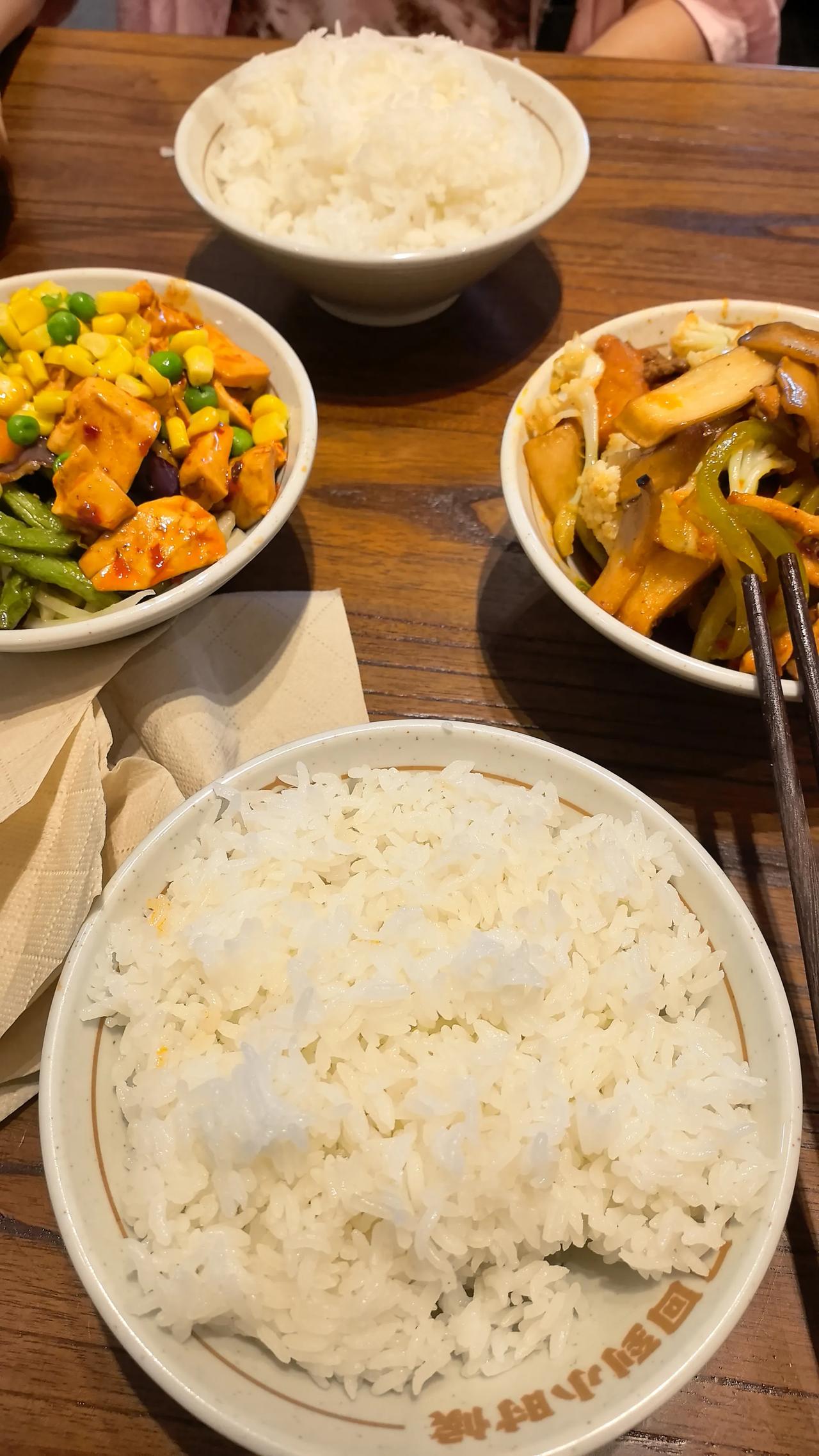 韩城餐饮好像瞄准了性价比，今天中午吃米饭，一碗素菜7元，肉菜10元，米饭2元，算