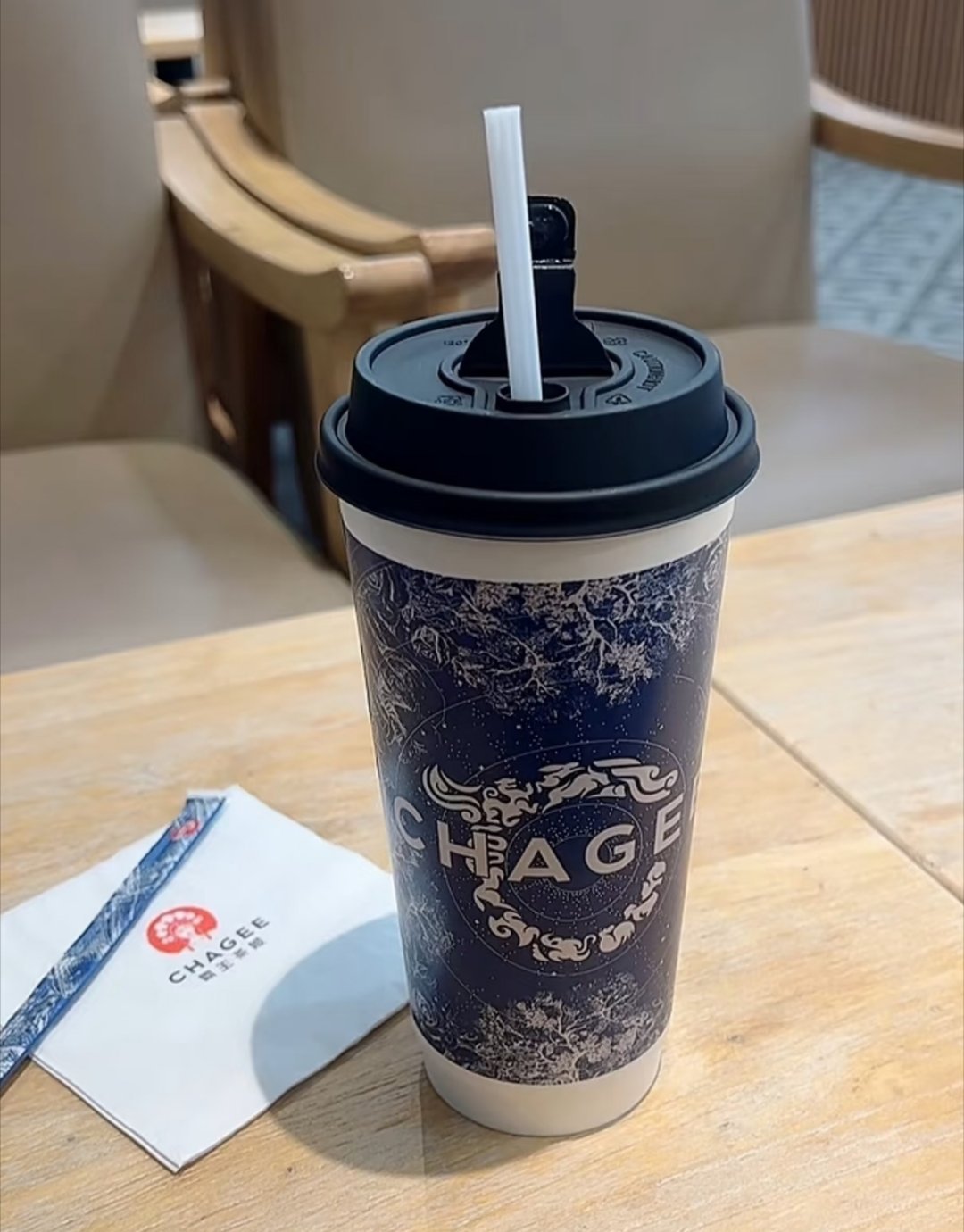 霸王茶姬[超话] 人生其实很纯粹，热爱就大胆去奔赴，拥有的就用心去感受，错过的就