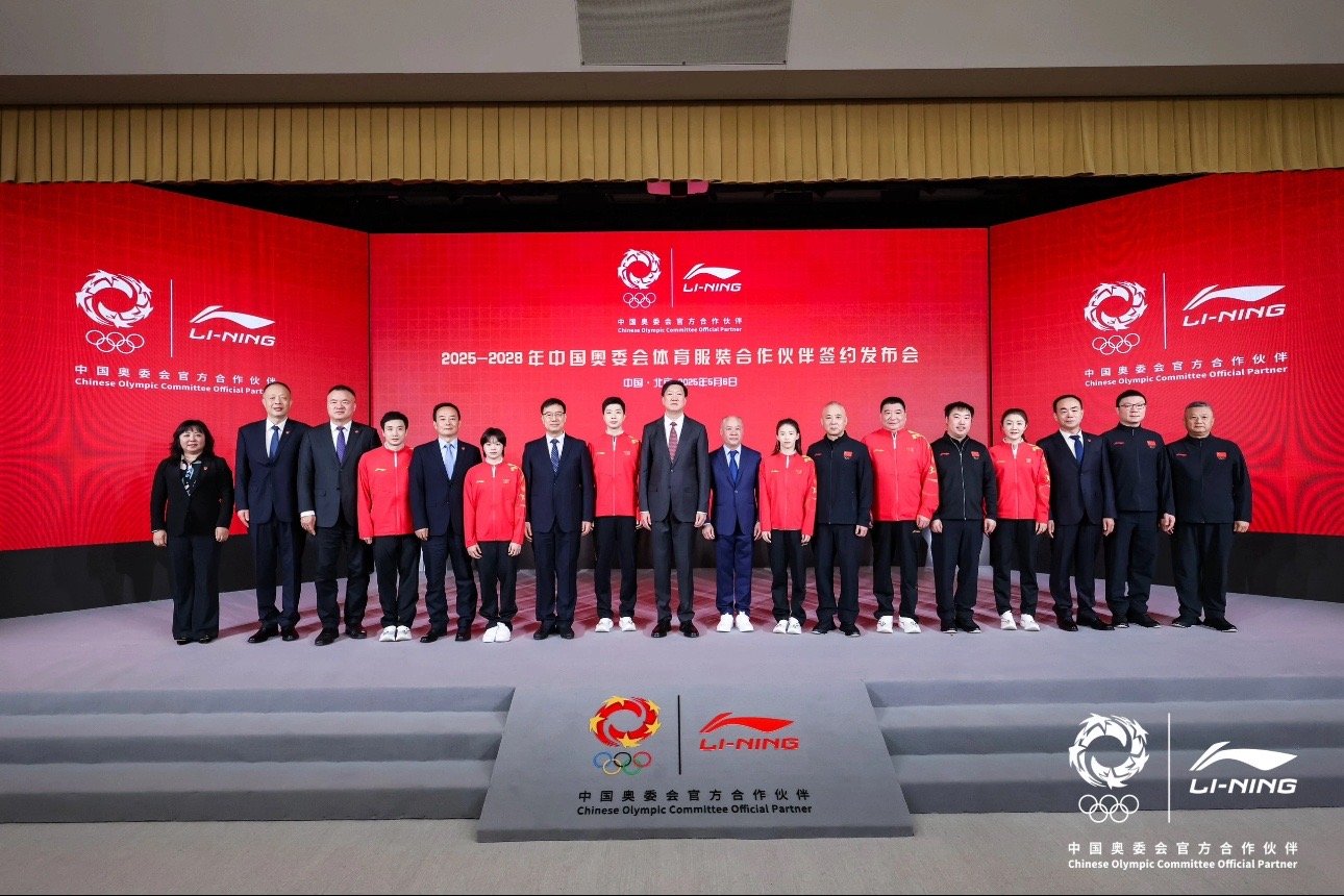 李宁与中国奥委会正式签约参加体育总局举办的 奥运会领奖服签约仪式[赞] ​​​