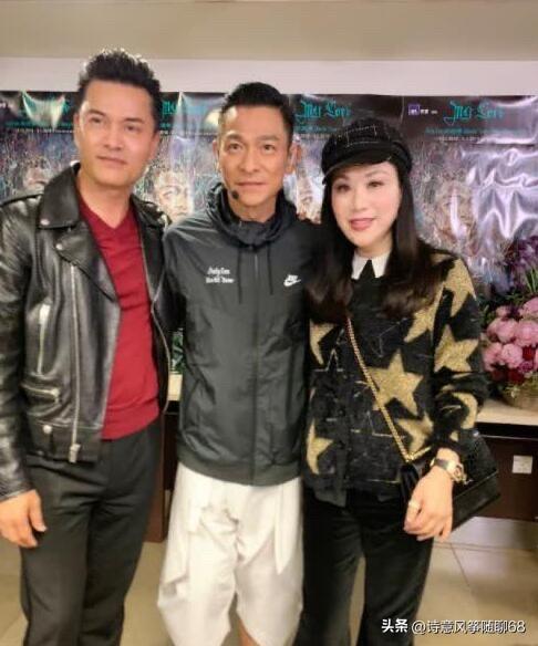 不愧是不老男神，吕良伟跟刘德华的合影，气质上也是不输。吕良伟脸上要圆一些，微微发