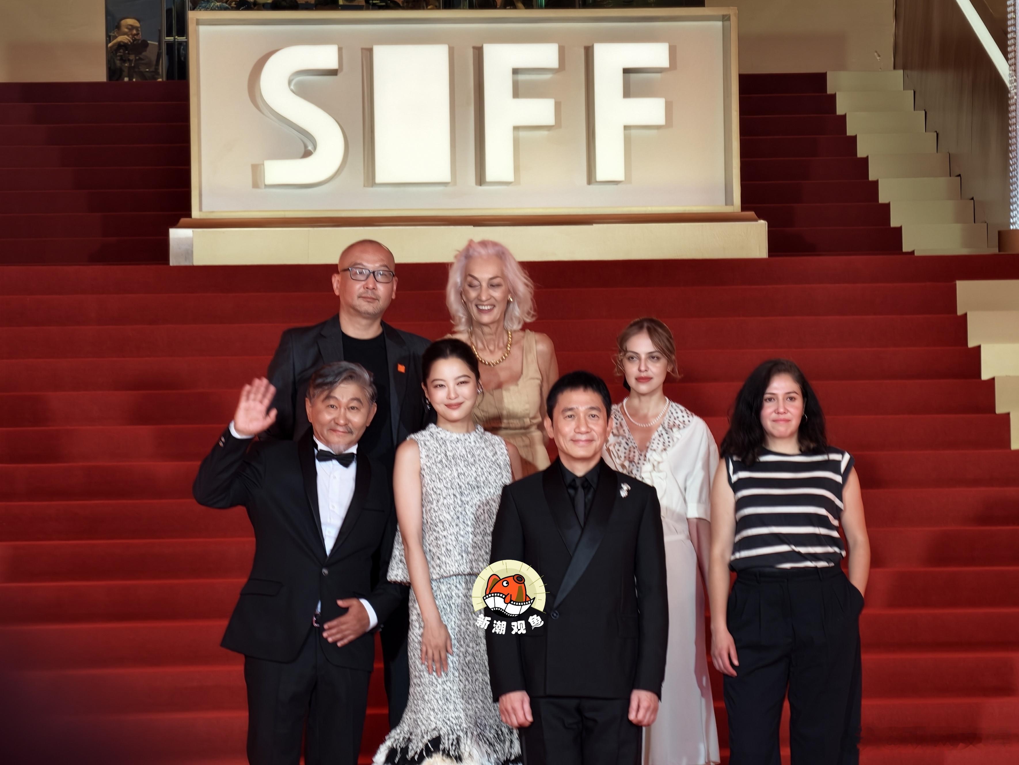 梁朝伟亮相上影节红毯 金爵奖主竞赛单元评委会主席梁朝伟及成员辛芷蕾、管虎等在上海