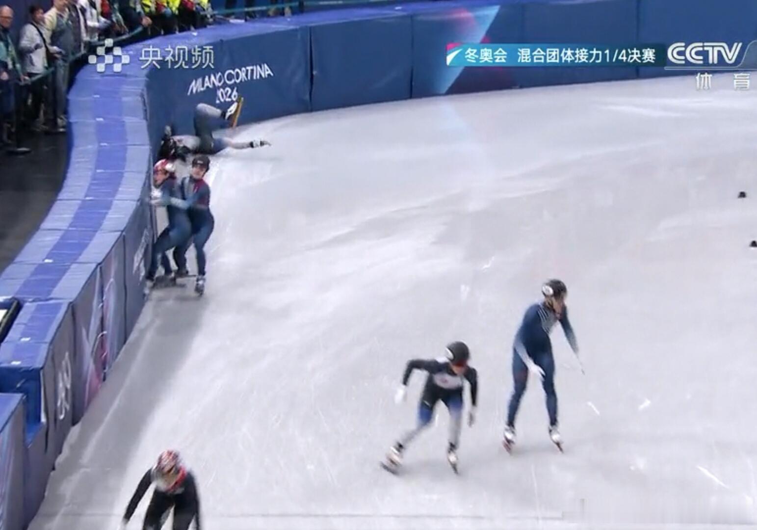 短道速滑混团接力米兰混接乱成一锅粥了韩，美，法，日的比赛，太混乱了。先是美国接摔