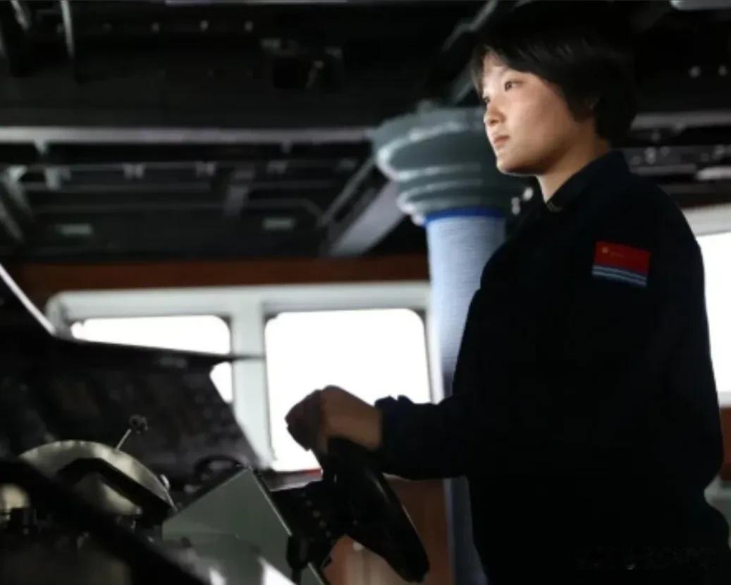 河北农村女孩707分考上北大，大二退学去当兵，登上辽宁舰后领到第一个任务擦甲板，