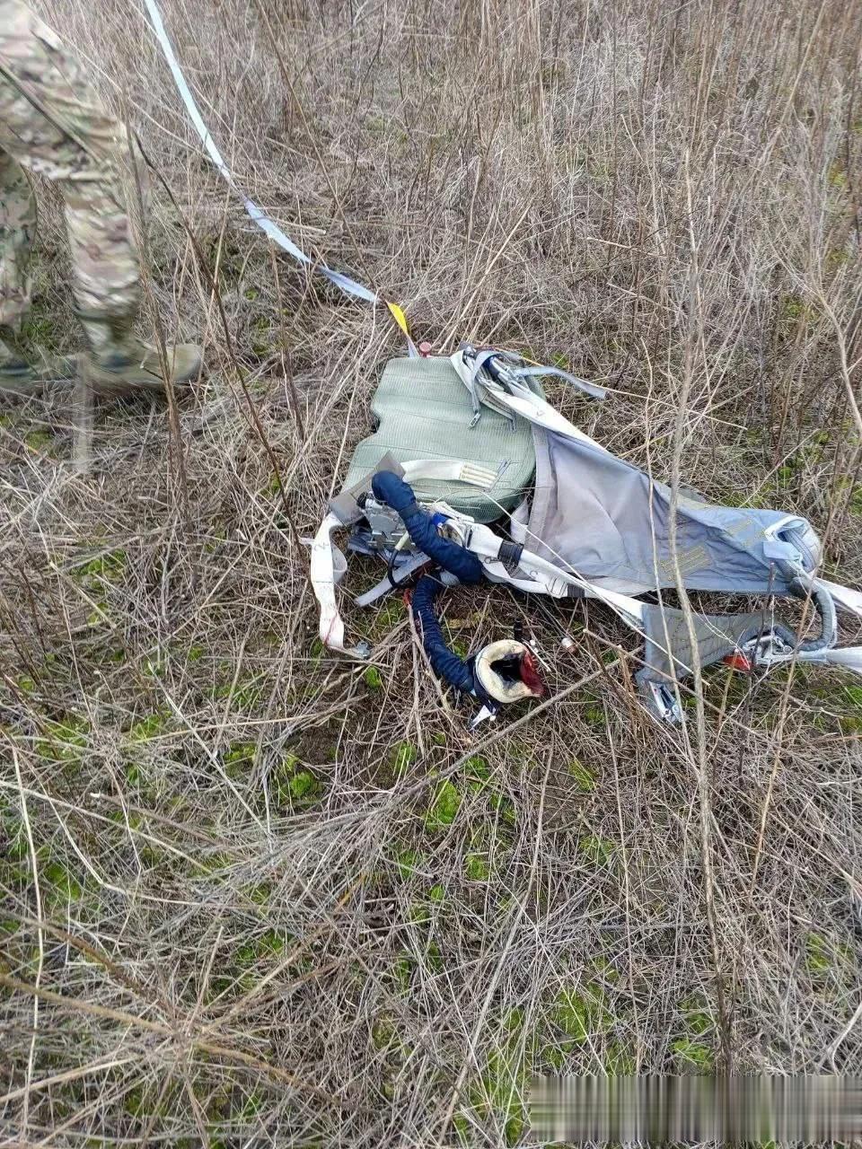 击落3架俄空天军苏-34：飞行员弹射，现场照片

12月22日星期五被击落的俄罗