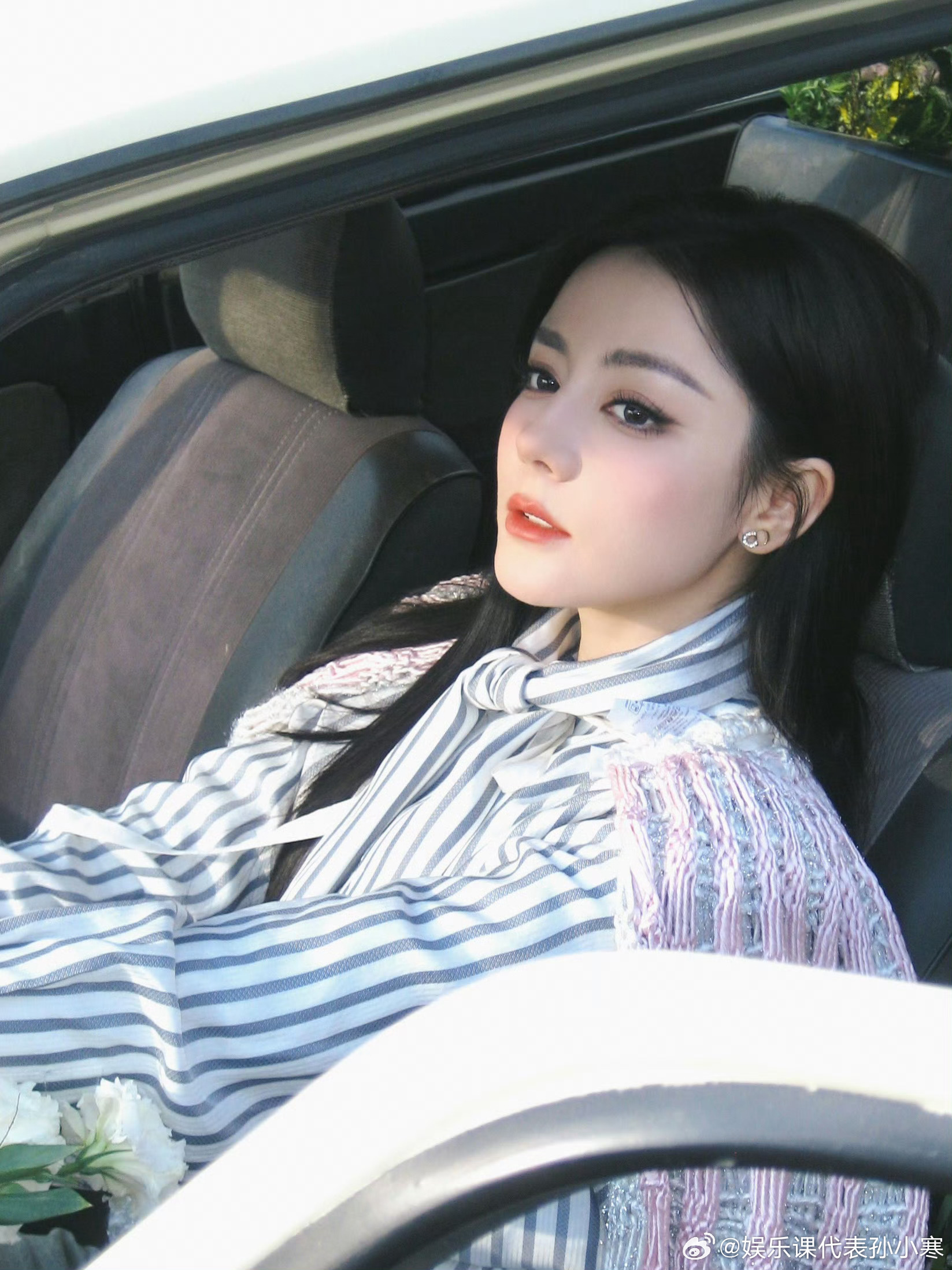 迪丽热巴黄色美甲轮到我坐姐姐的副驾了吧迪丽热巴副驾镜头定格迪丽热巴