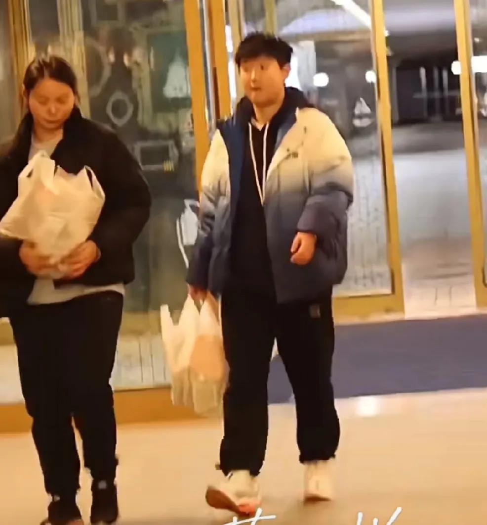 昨晚看到莎莎与邱贻可、何卓佳一起外出回来，
每个人都拎着个袋子，
网友们都说他们