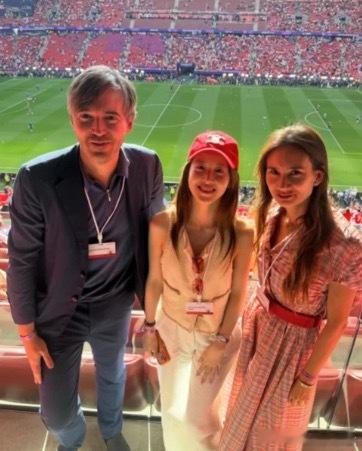 章泽天去看欧冠了如今生活能一直精彩的 不仅需要财力还需要心力 和对自己人生的不放