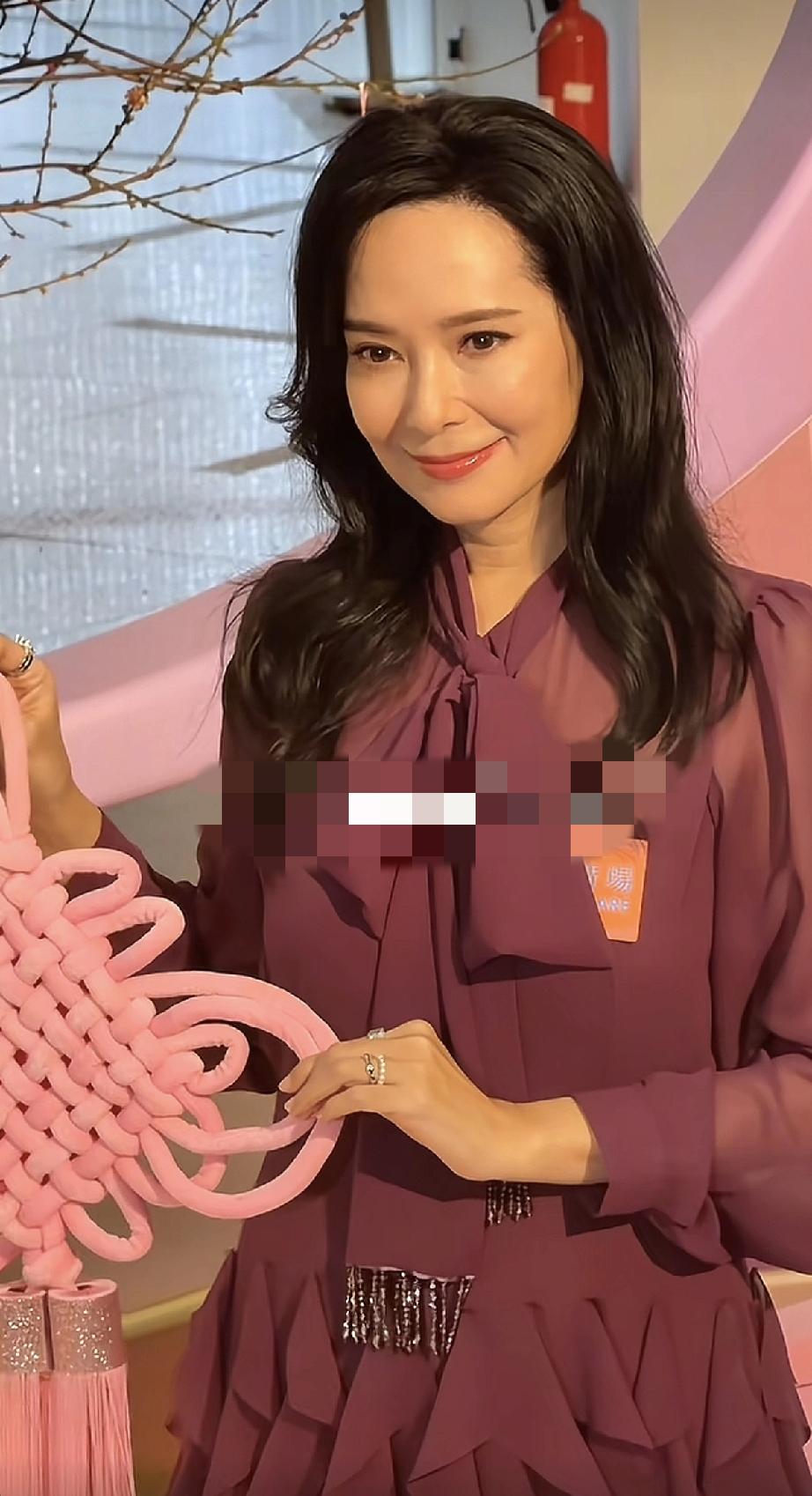 昔日港姐冠军郭羡妮52岁就老成这样了，像60多岁的！

1月30日，郭羡妮现身中