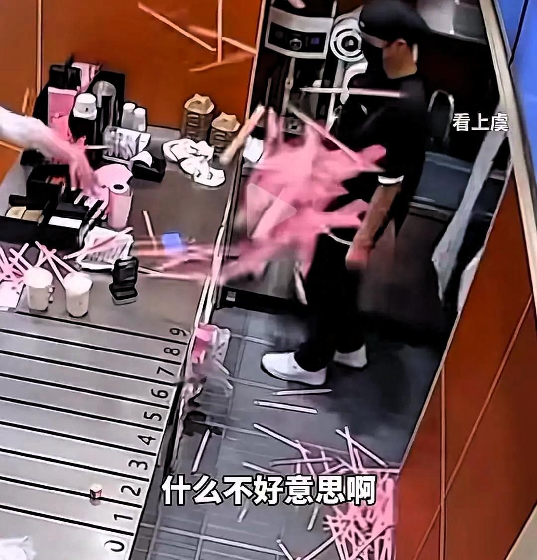 两根吸管引发的闹剧最终以女子被拘留收场。

门店店员因工作疏忽，打包时少放了两根