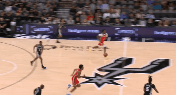 马刺观察：卡斯尔两场送出27助，vs鹈鹕14助攻图1接福克斯传球后前场2打1，持