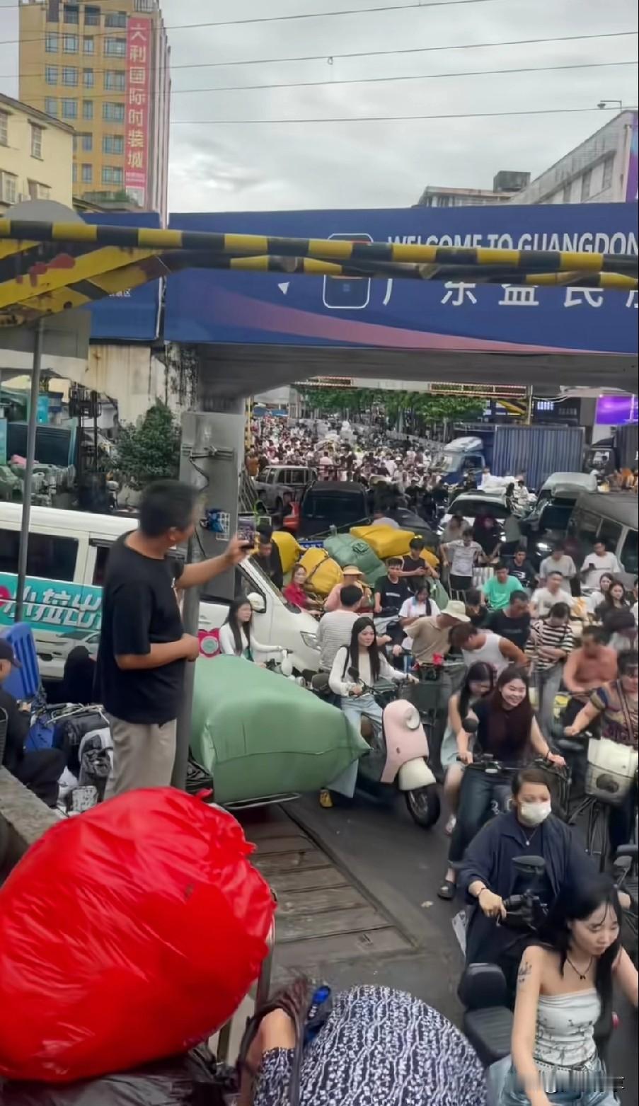 9月26日下午5点半。沙河服装批发市场，正旺。妥妥的旺季到了。广州3大奇景，沙河