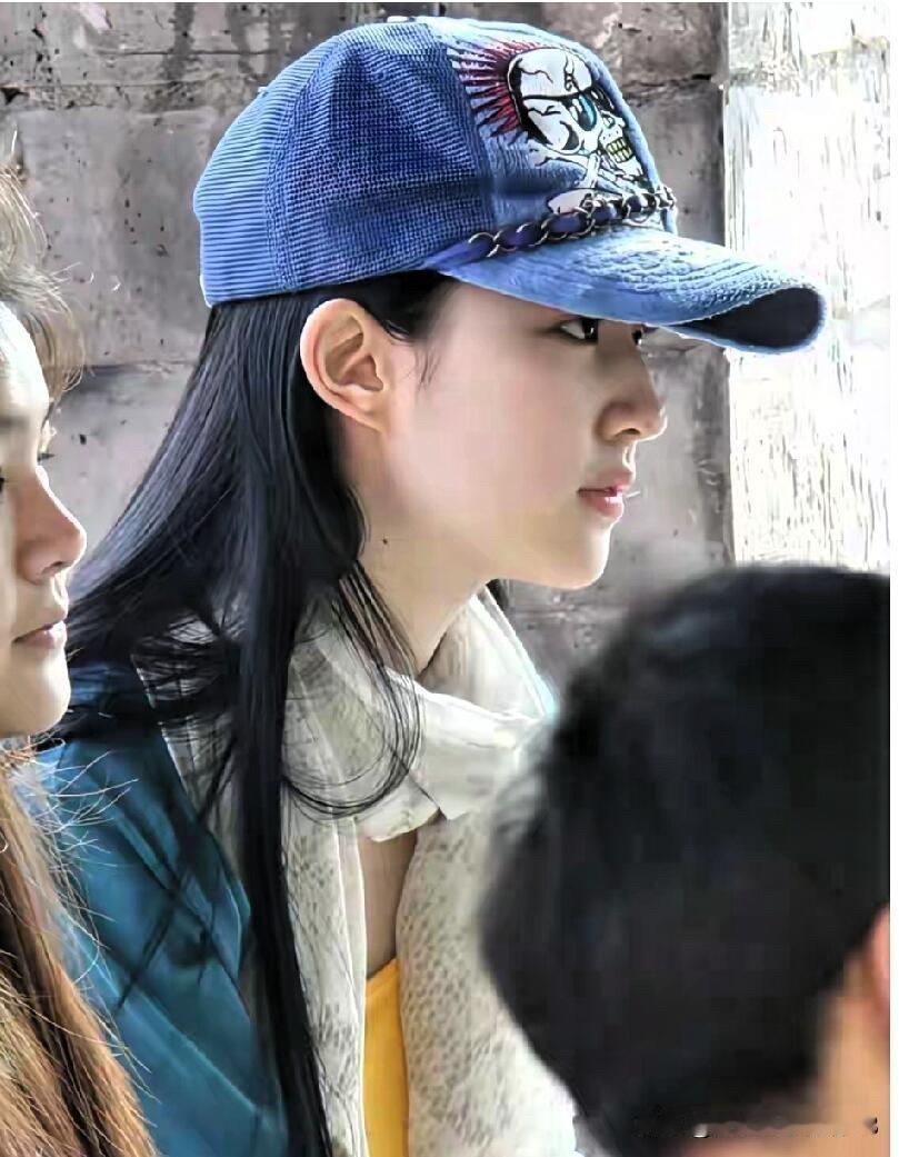 神仙姐姐就是不一样啊，不化妆这样戴个帽子都好看，她的这一张脸庞，真的是超美，超有