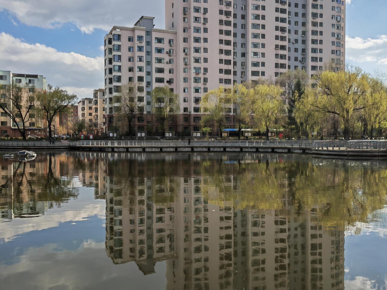 你喜欢
在城市中
找个滨湖而居的
住所吗？

城市中有座湖，
必定是难得的城市风