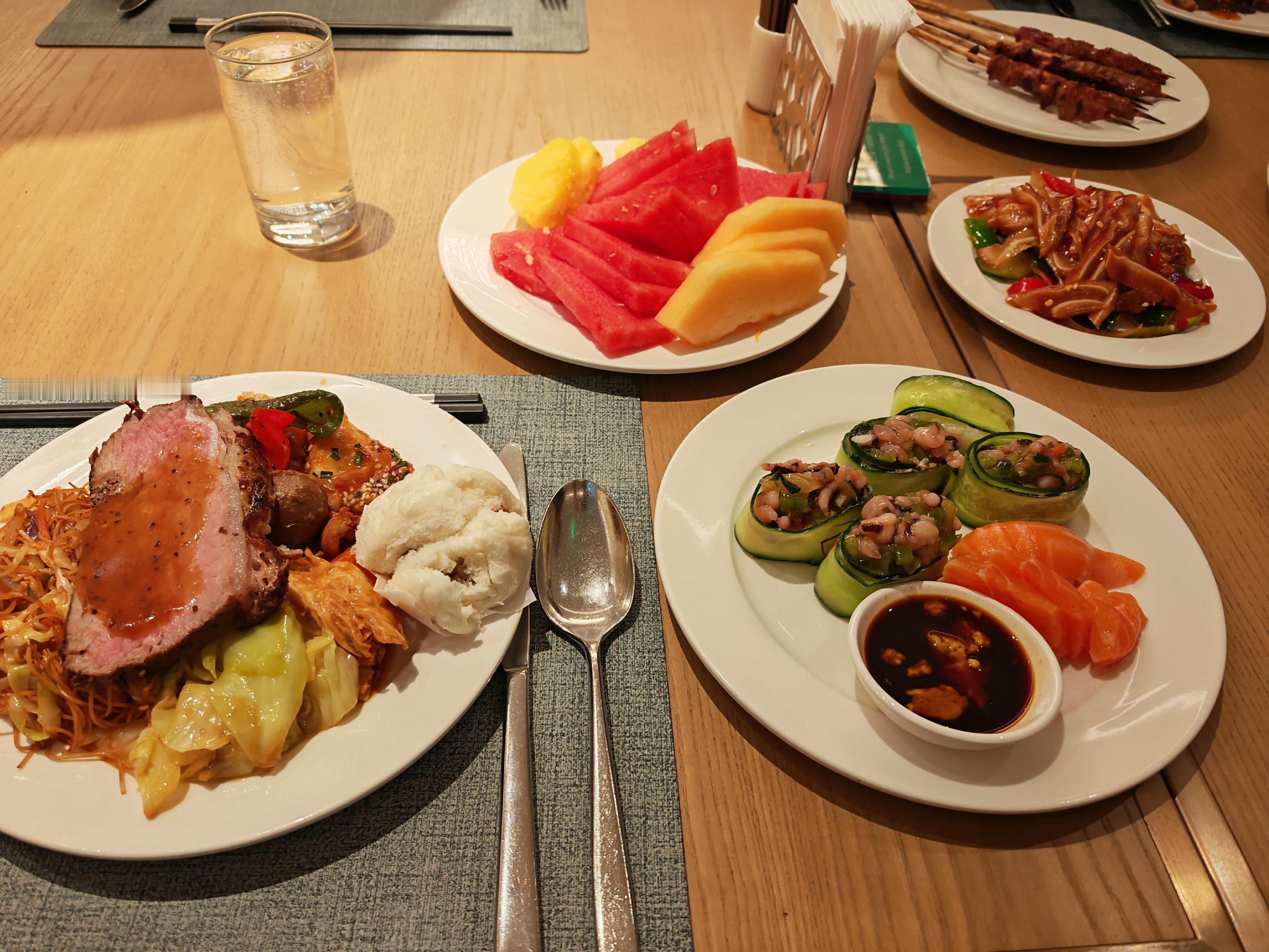 建议早餐吃点高热量食物早餐要吃好，午餐要吃饱，晚餐要吃少。早餐吃点高蛋白食物+碳