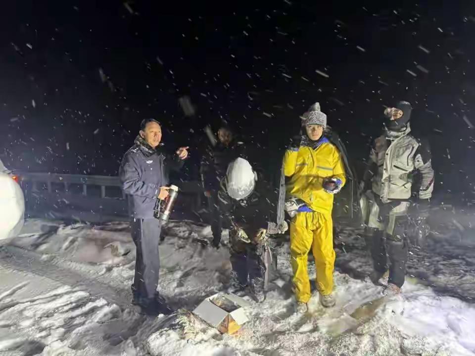 凌晨一点，四川甘孜州巴塘县海拔4000多米的藏巴拉山突然被一场罕见的暴风雪吞没。