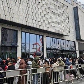 胖东来闭店前的最后一天，被全国各地的游客挤爆了。河北的谷先生花5000多元买了茶