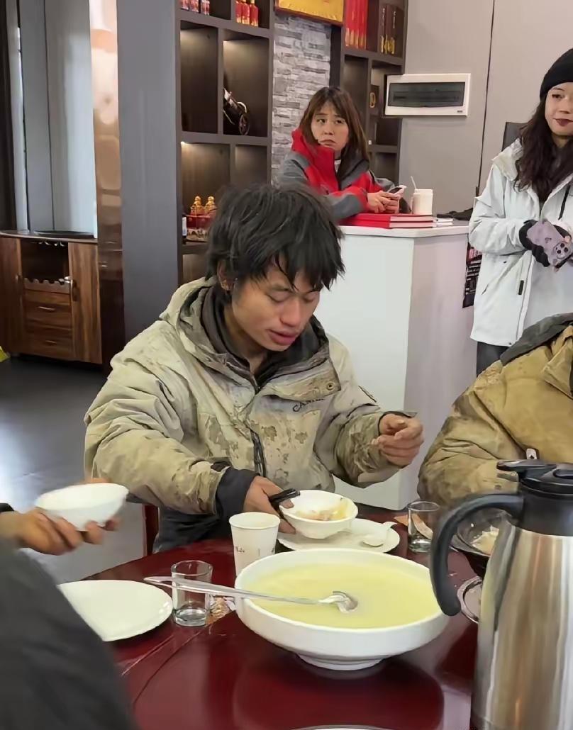 林北下山了，41天没碰热饭，先洗脸再吃饭。
这操作，谁顶得住？
野外生存不是闹着