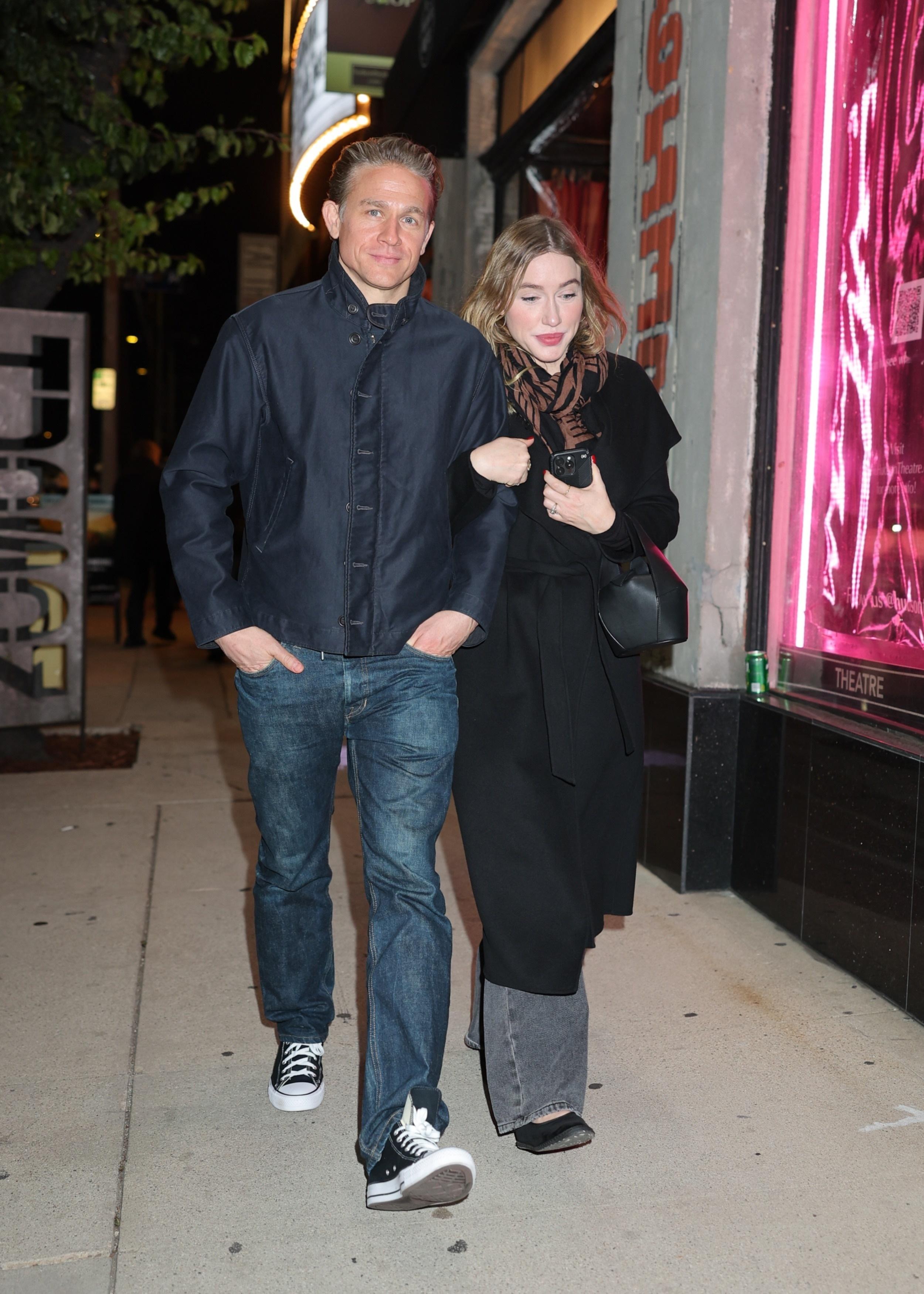 糊男支持好友话剧  4月26日晚，Charlie Hunnam 和妻子Morga