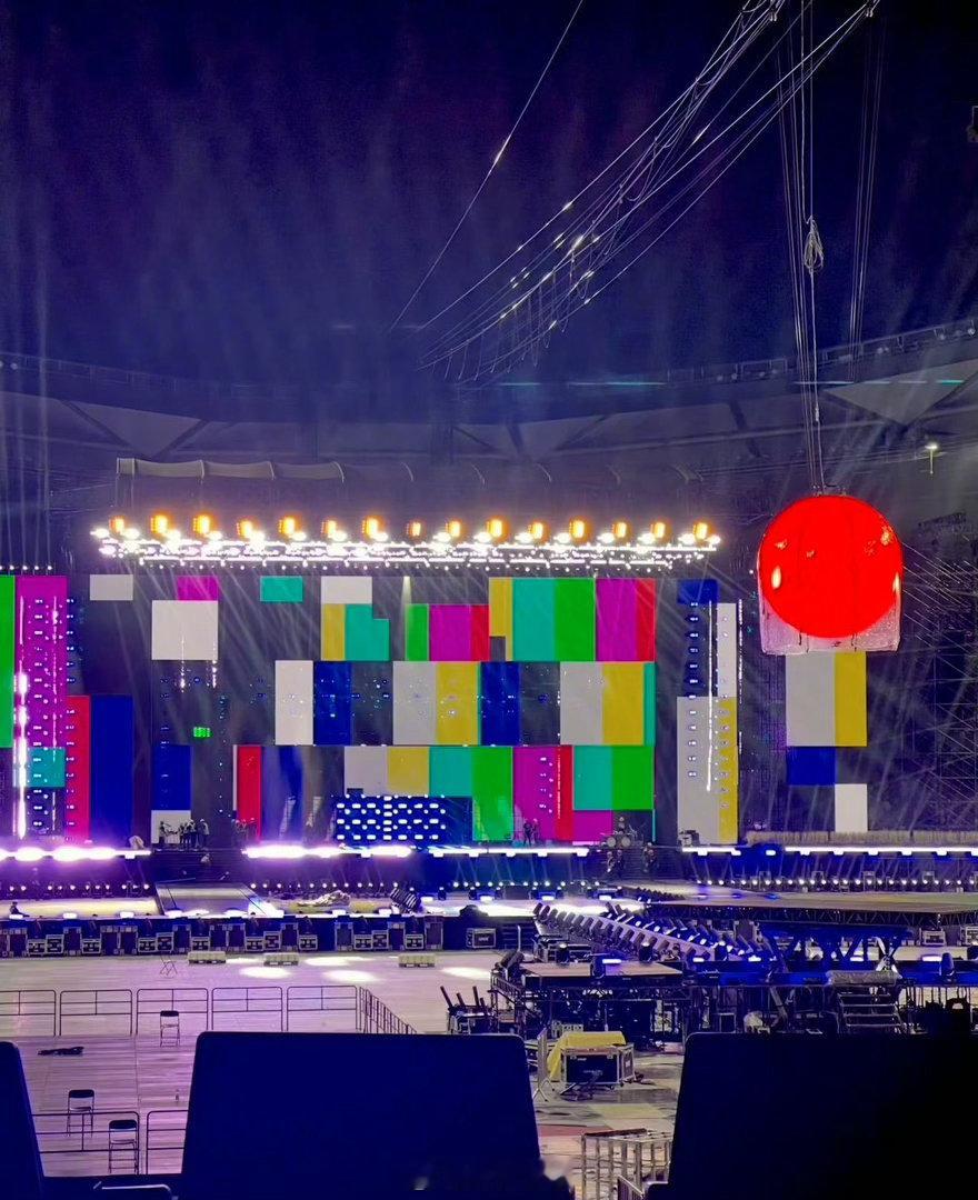 谢霆锋把山顶的朋友摇下来了 谢霆锋进化演唱会深圳站舞台升级！延伸台数量增加+多方