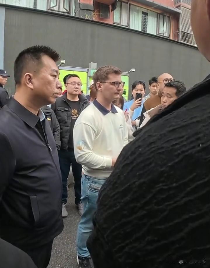 贾女士怕不是疯了！
四川和平小屋免费开放、
礼貌迎客，按时交租没碍着谁，竟因
没