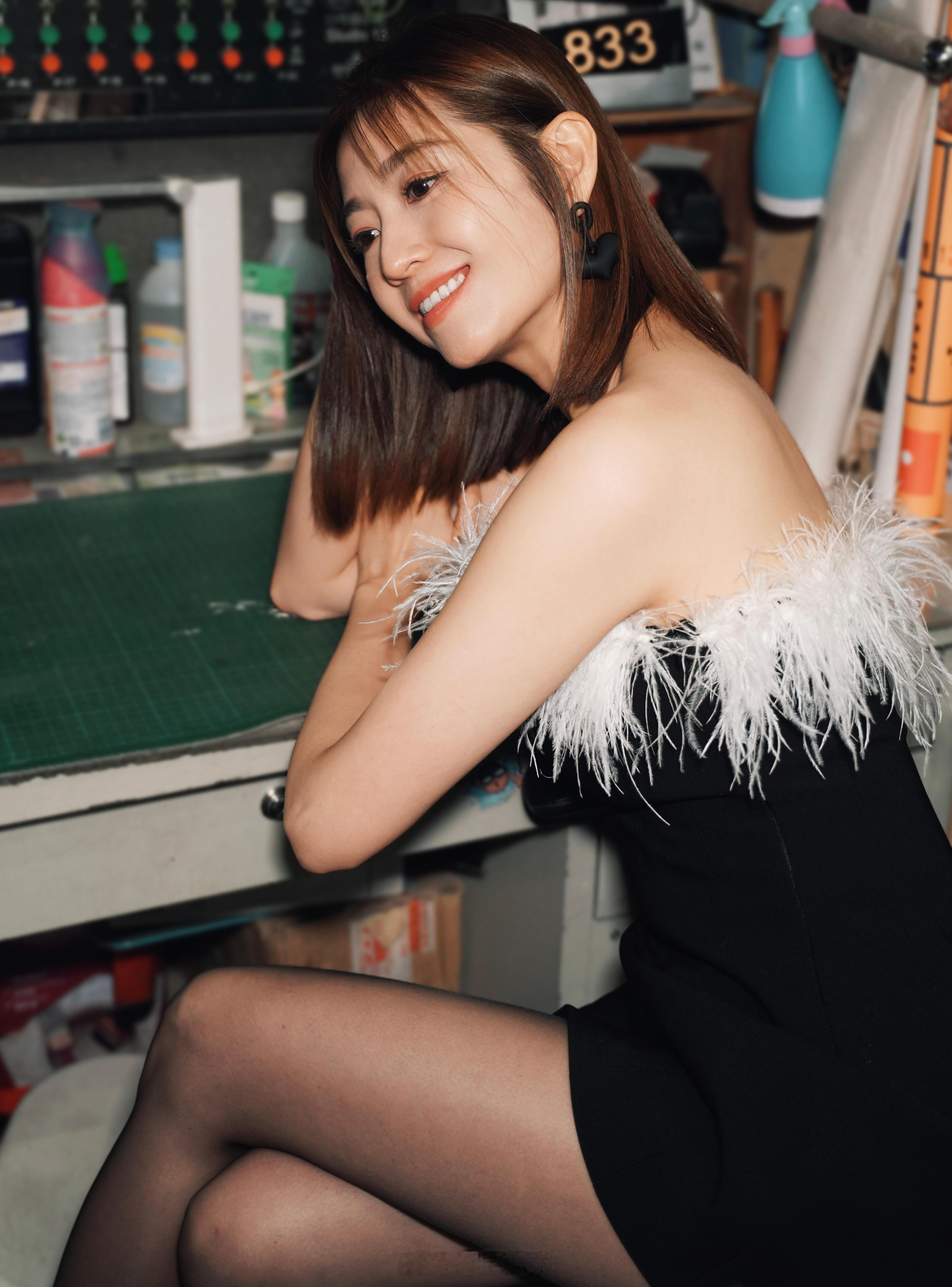 Tvb 女明星陈自瑶超薄黑色丝袜 