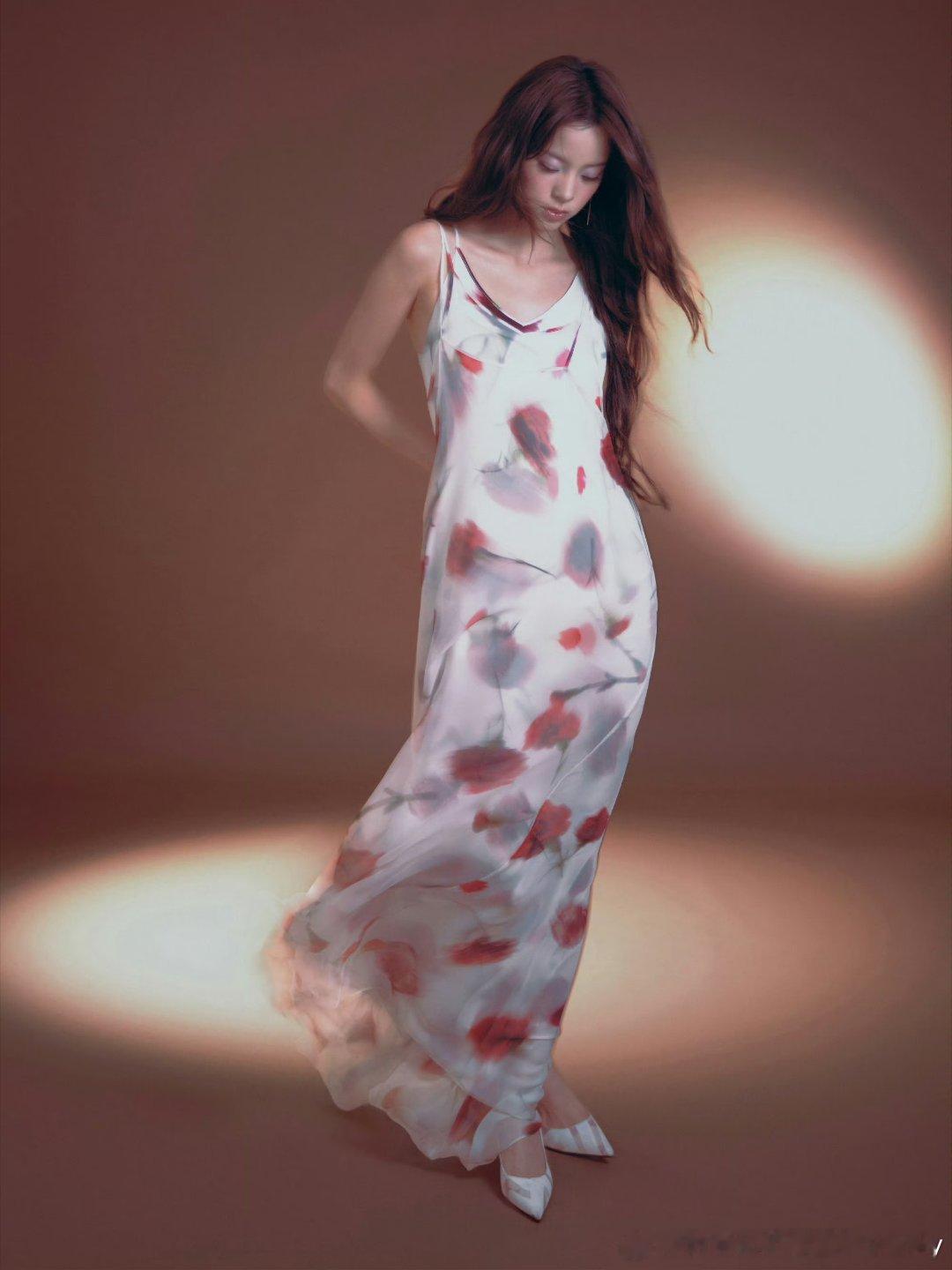 欧阳娜娜身上穿着手里拿着康乃馨连发色也是漂亮的红色系，欧阳娜娜总能穿搭得恰到好处