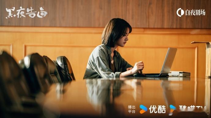 黑夜告白全员给潘粤明庆生戏里何警官一个人扛事，戏外被徒弟徒孙围着宠，看到王鹤棣任