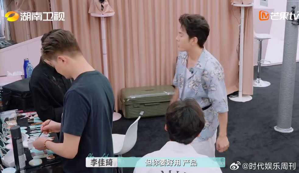 李佳琦中国品牌一定要走这一步 李佳琦、毕雯珺、唐毅交流中，指出法国两百多万中国消