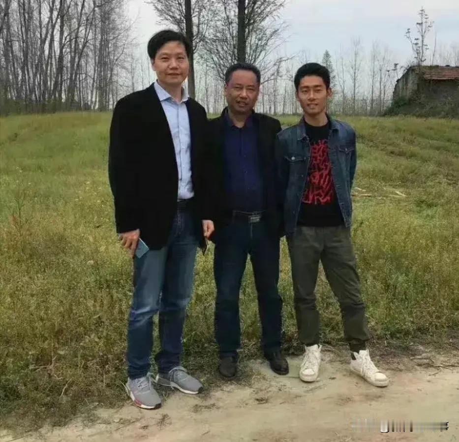 雷军回到湖北仙桃老家与小学同学合影一点架子没有。
