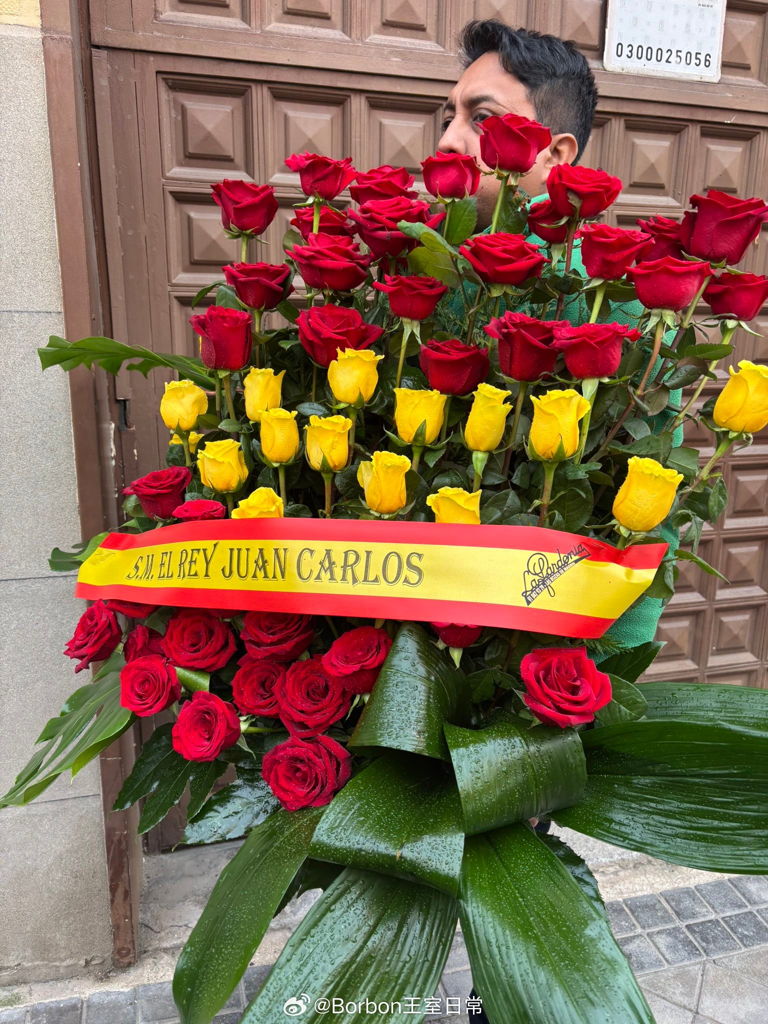 昨天莱后出席了好友松索莱斯父亲费尔南多·奥尔加的葬礼（网页链接），远在阿布扎比的