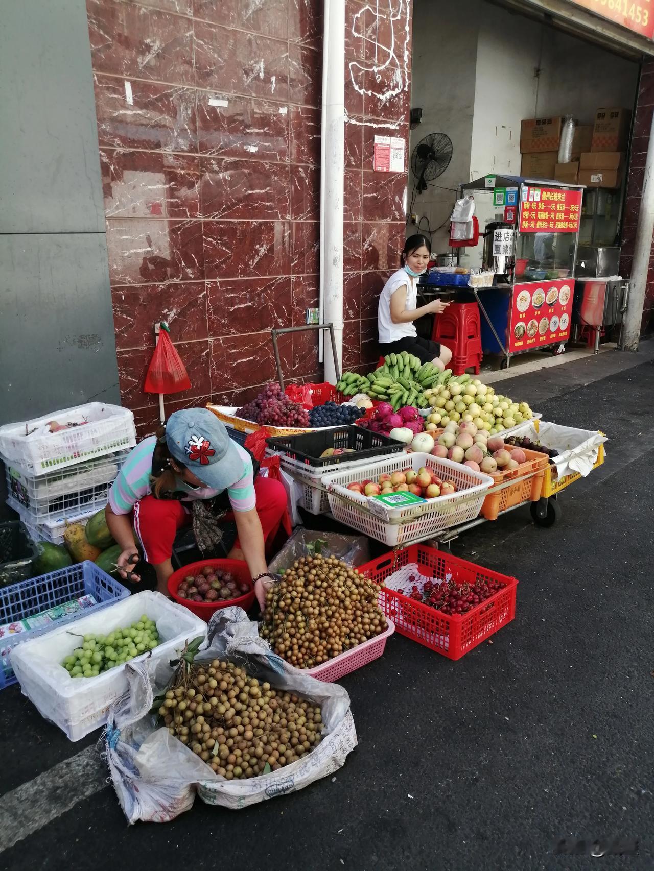 椰海南行记《热土》之街头随拍。南国独特的云海，随处可见的黄皮、荔枝、百香果等美味