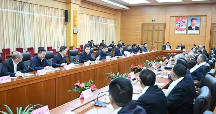 西藏自治区党委书记胡昌升与在拉萨的离退休省级老干部座谈