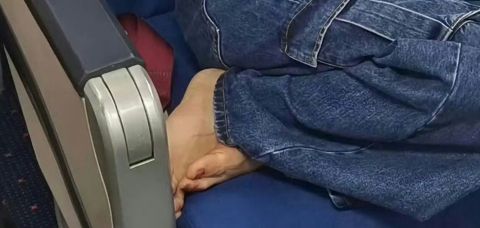 这是哪个明星，在公共场所这样脱鞋真的好吗？ 