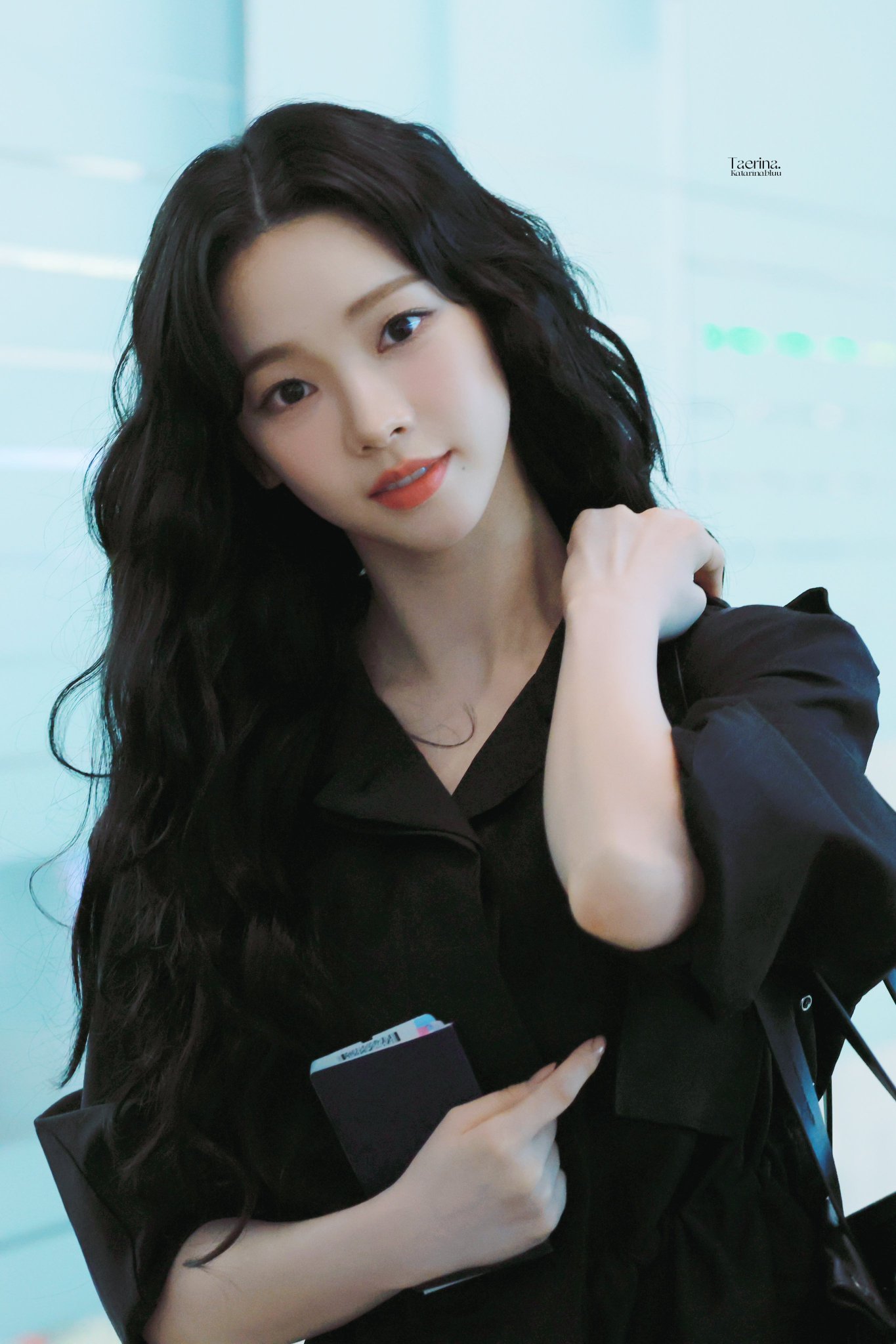 柳智敏长卷发现身机场启程前往纽约，即将亮相顶级时尚盛会Met Gala。机场Lo