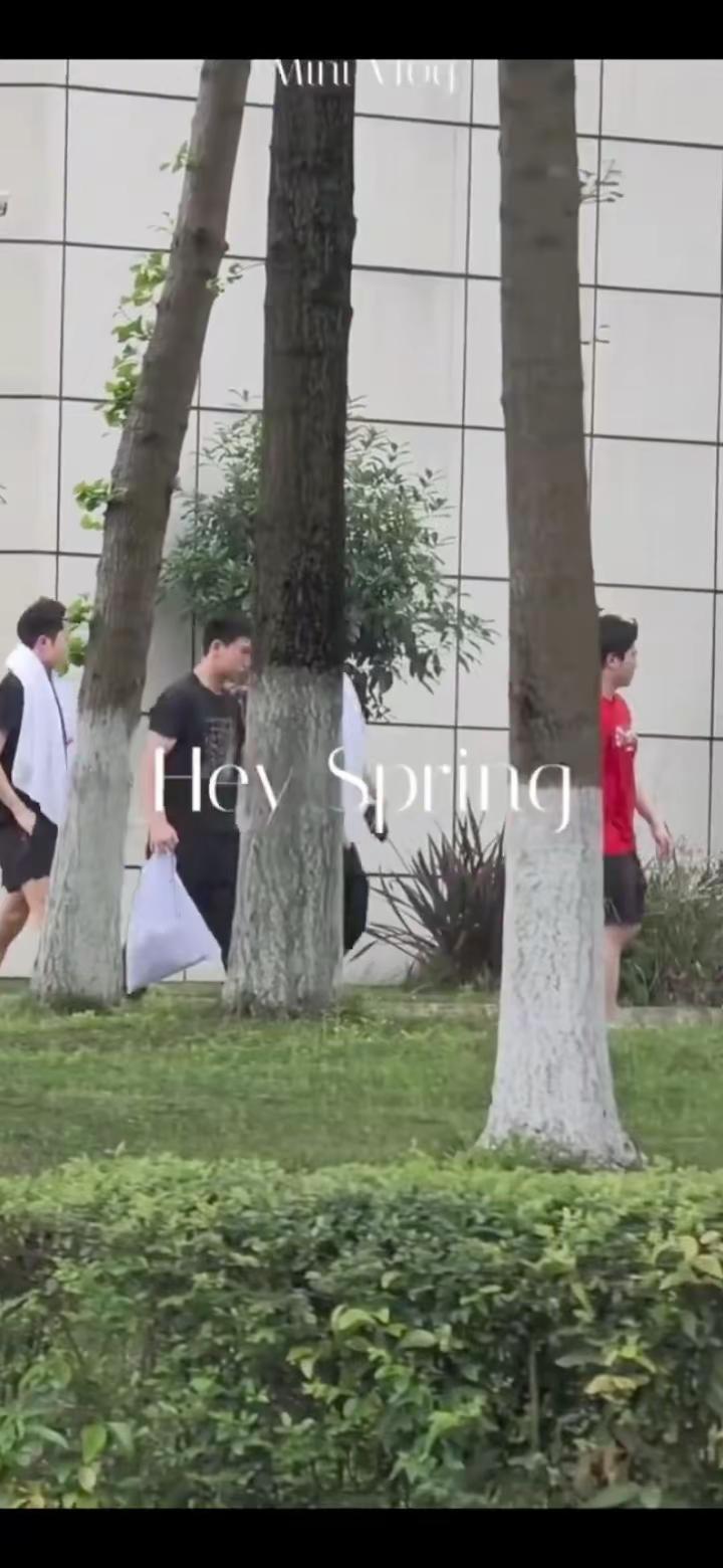 梁靖崑在成都备战伦敦世乒赛期间被拍到走路一瘸一拐，疑似腿部新增伤病