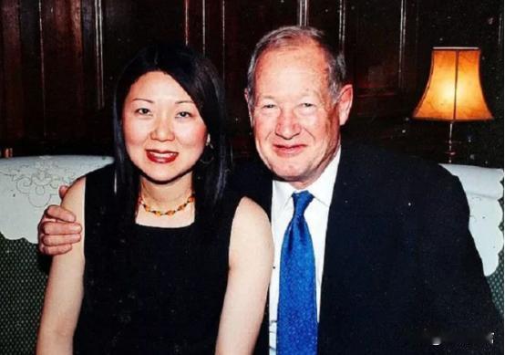 2006年，英国68岁富豪兰斯娶中国送餐员周颖为妻，遭到了3个子女的强烈反对。1