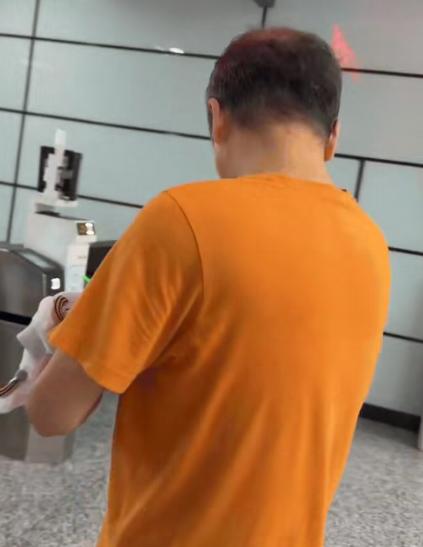 黑龙江牡丹江，一位女子回老家坐月子，整整两个月，日子被爸爸接管。  三餐准时上桌