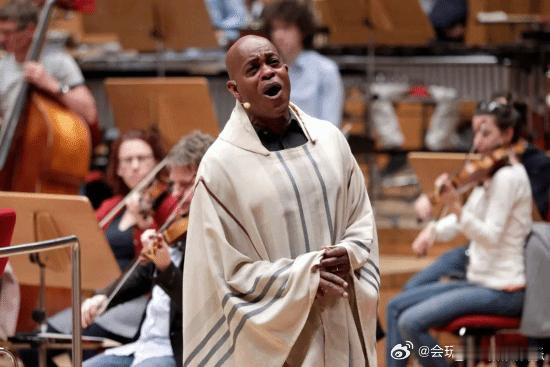 美国男星疑遭儿子刺杀，妻子亲眼目睹据外媒，当地时间8日，曾提名格莱美的71岁男中